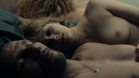 Sarah Pasquier, Nadia Tereszkewicz - Nude Boobs in Persona non grata (2019)