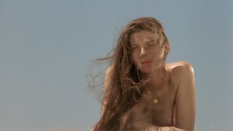 Benedicte Loyen - Nude Boobs in Gaspard et Robinson (1990)